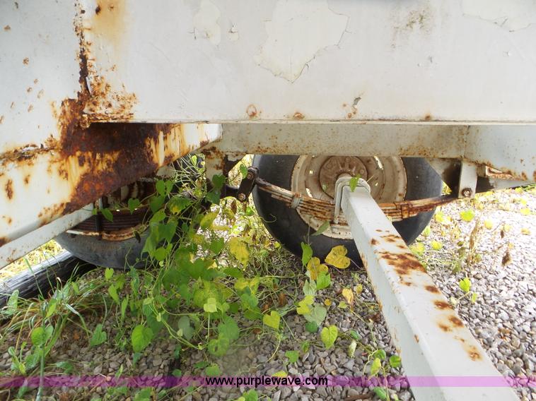 image for item CC9981 2005 Willmar 500 spreader