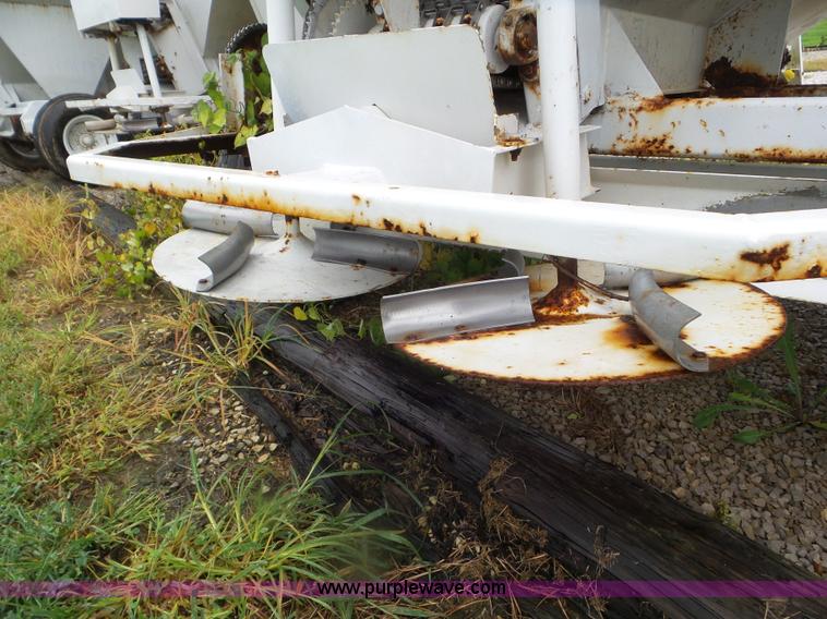 image for item CC9981 2005 Willmar 500 spreader