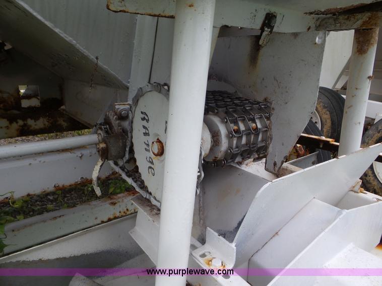 image for item CC9981 2005 Willmar 500 spreader