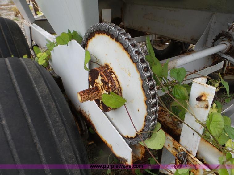 image for item CC9981 2005 Willmar 500 spreader