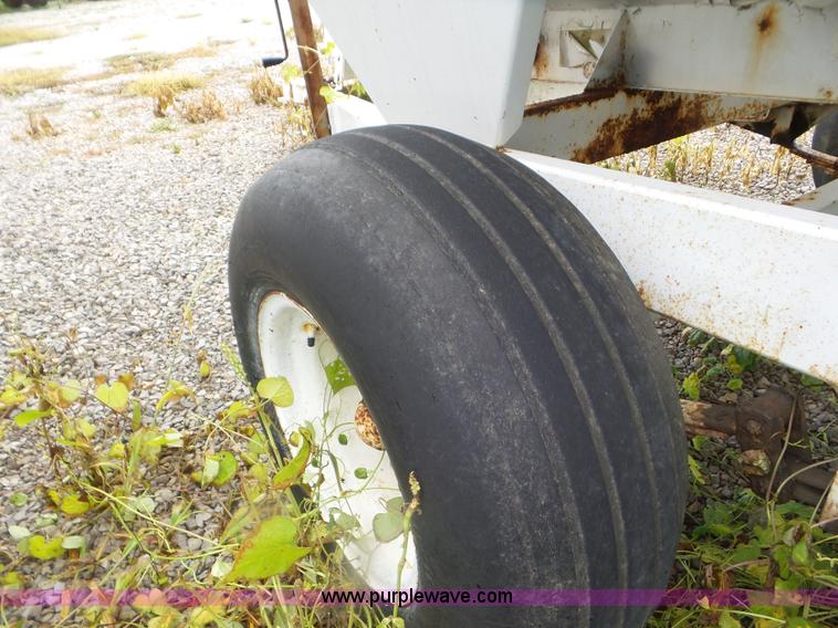 image for item CC9981 2005 Willmar 500 spreader