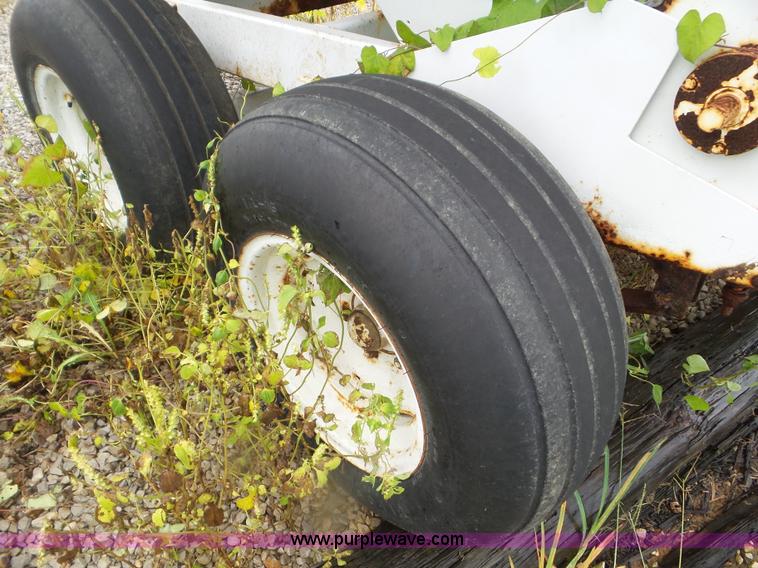 image for item CC9981 2005 Willmar 500 spreader