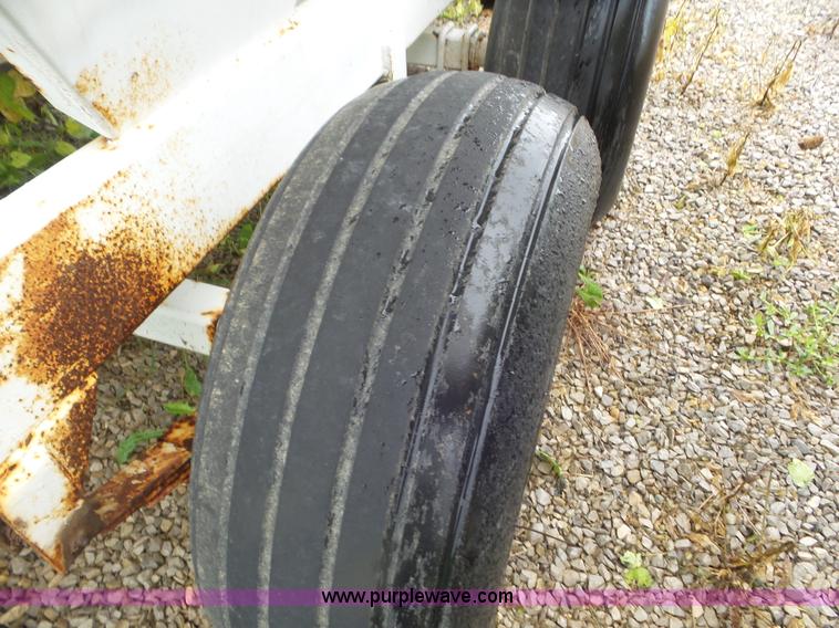 image for item CC9981 2005 Willmar 500 spreader