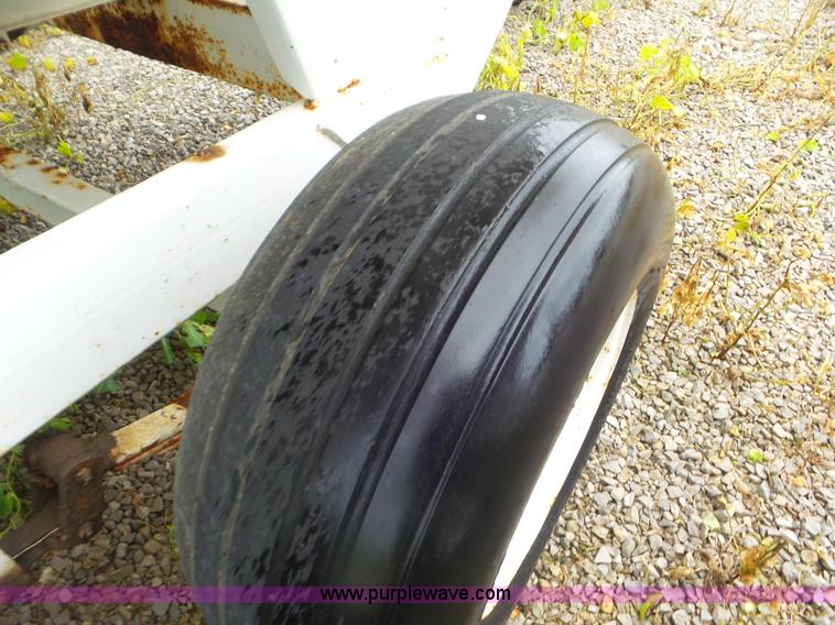 image for item CC9981 2005 Willmar 500 spreader