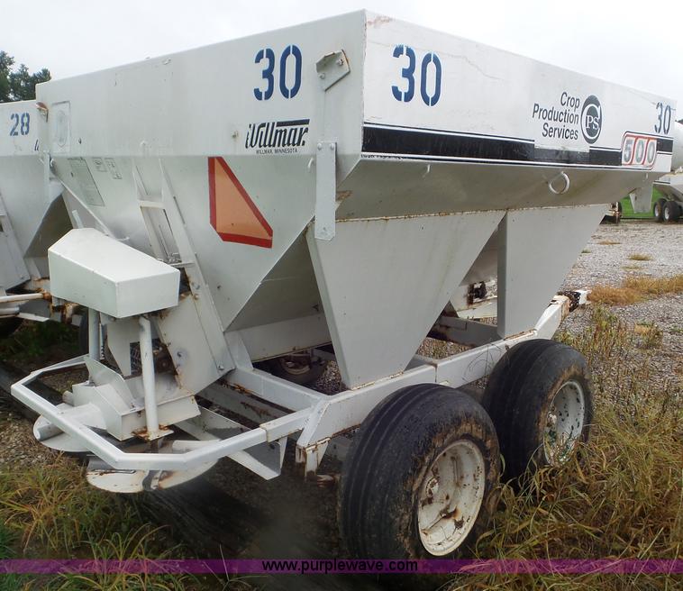 image for item CC9982 2005 Willmar 500 spreader