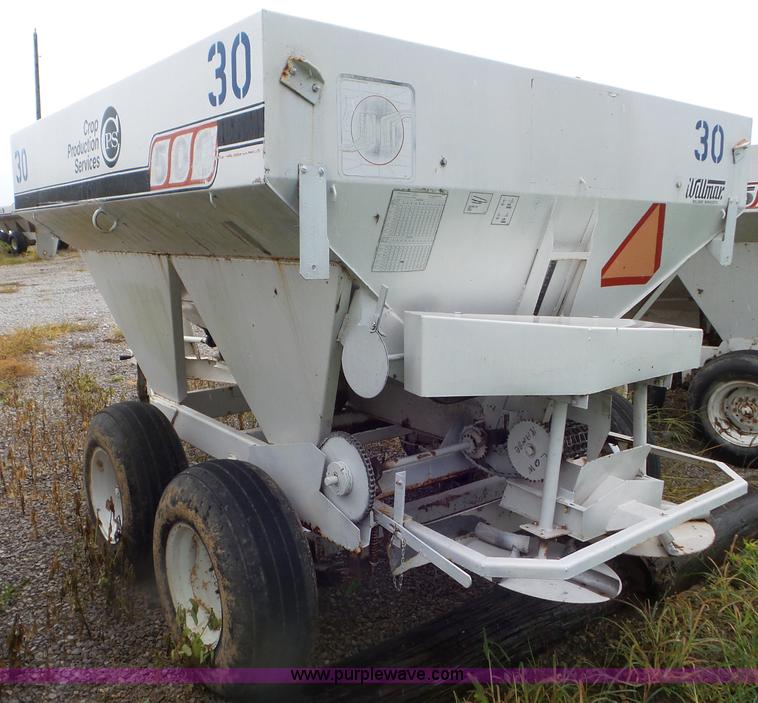 image for item CC9982 2005 Willmar 500 spreader