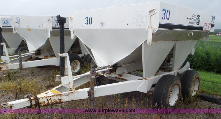 image for item CC9982 2005 Willmar 500 spreader