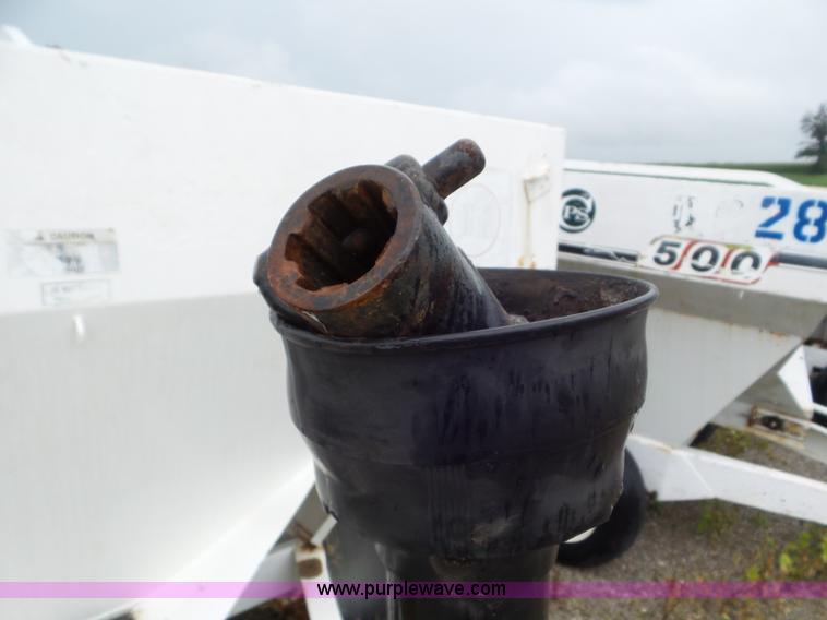 image for item CC9982 2005 Willmar 500 spreader