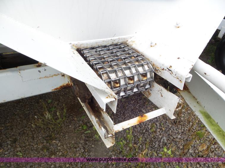 image for item CC9982 2005 Willmar 500 spreader