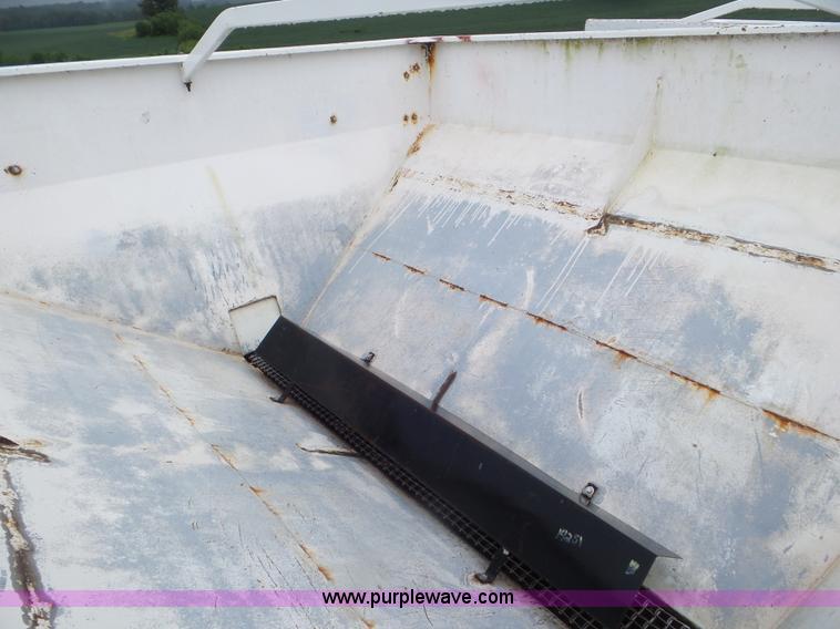 image for item CC9982 2005 Willmar 500 spreader