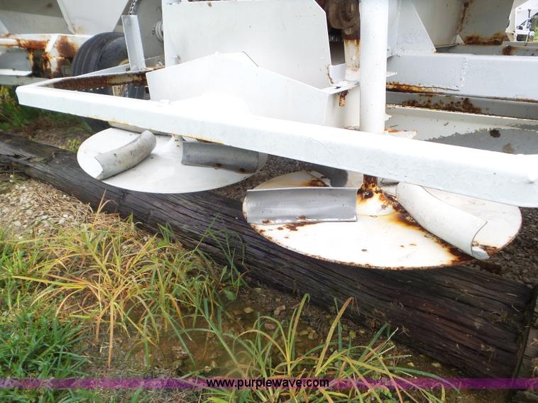 image for item CC9982 2005 Willmar 500 spreader