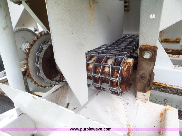 image for item CC9982 2005 Willmar 500 spreader