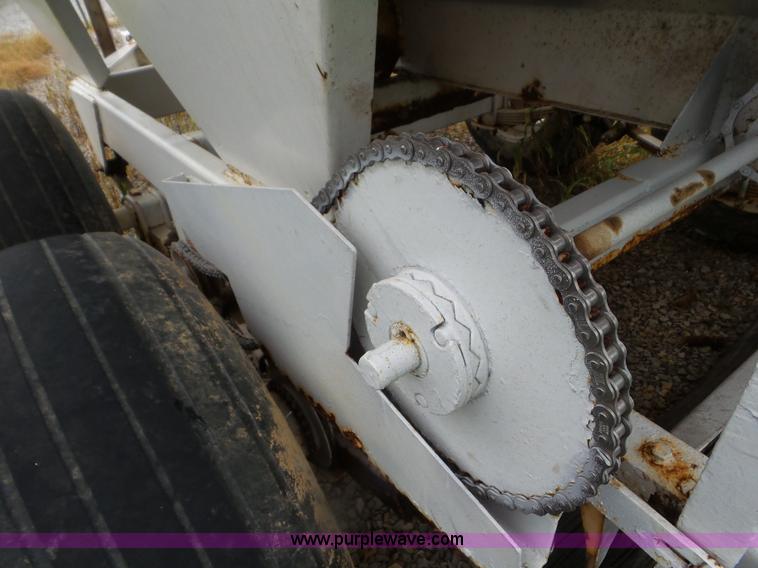 image for item CC9982 2005 Willmar 500 spreader