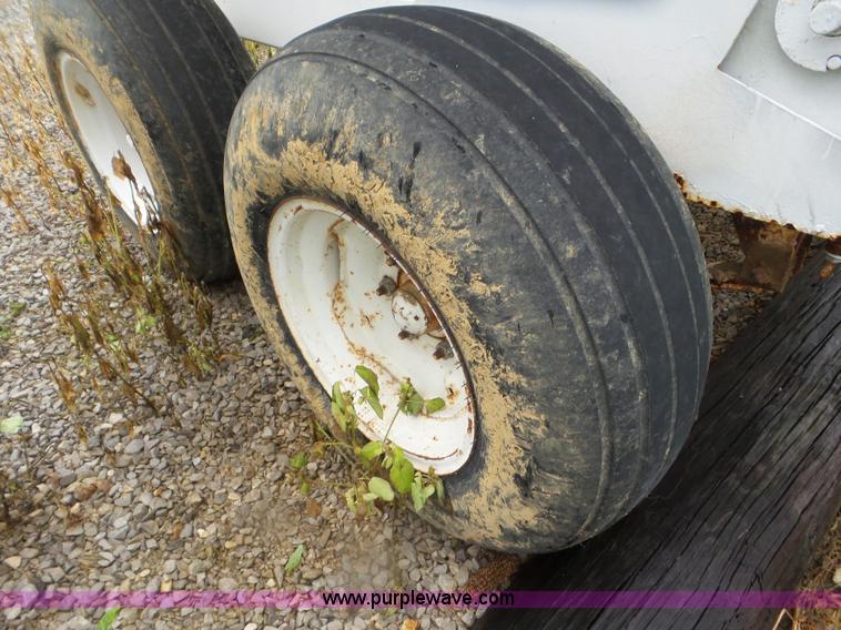 image for item CC9982 2005 Willmar 500 spreader