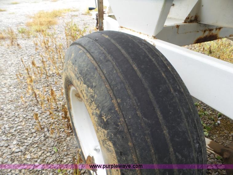 image for item CC9982 2005 Willmar 500 spreader