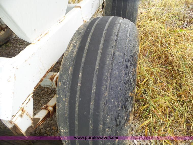 image for item CC9982 2005 Willmar 500 spreader