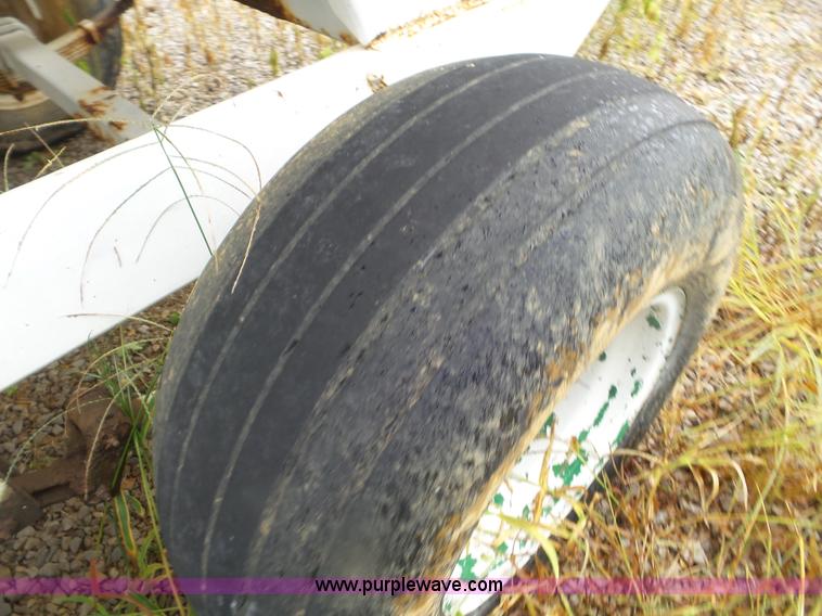 image for item CC9982 2005 Willmar 500 spreader