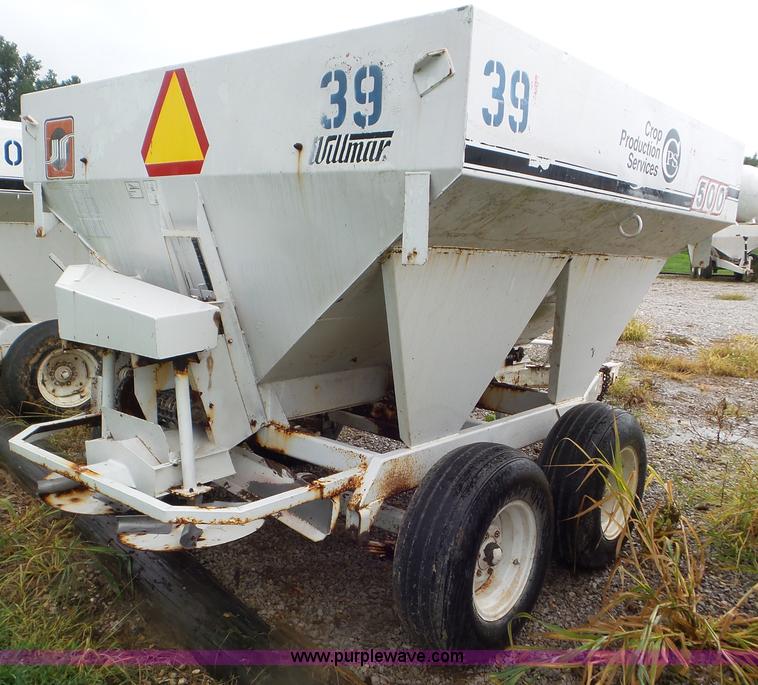 image for item CC9983 2005 Willmar 500 spreader