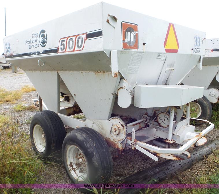 image for item CC9983 2005 Willmar 500 spreader