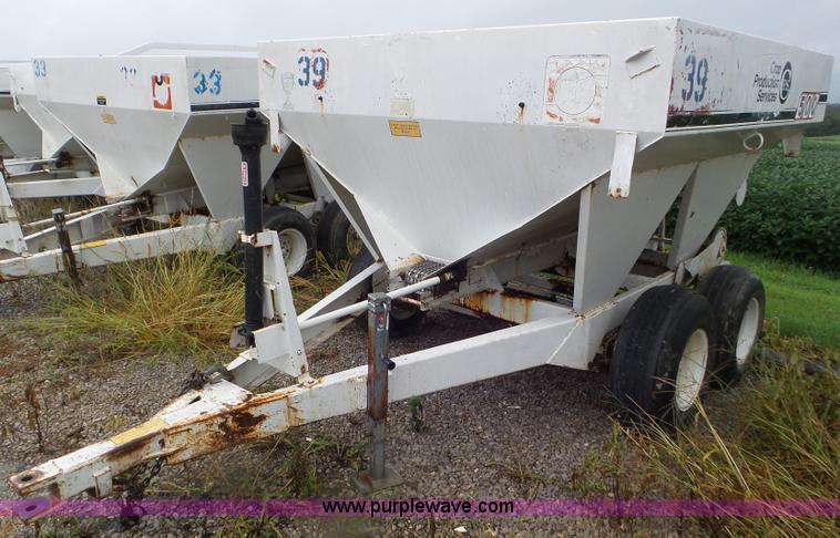 image for item CC9983 2005 Willmar 500 spreader