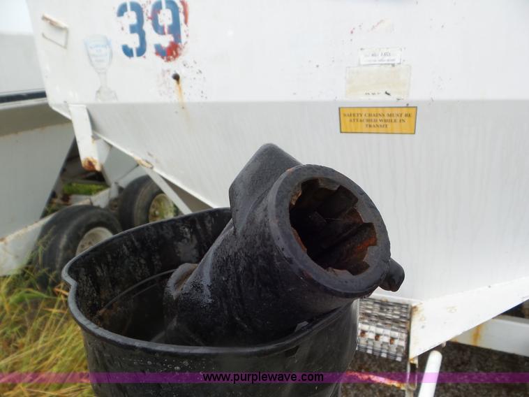 image for item CC9983 2005 Willmar 500 spreader