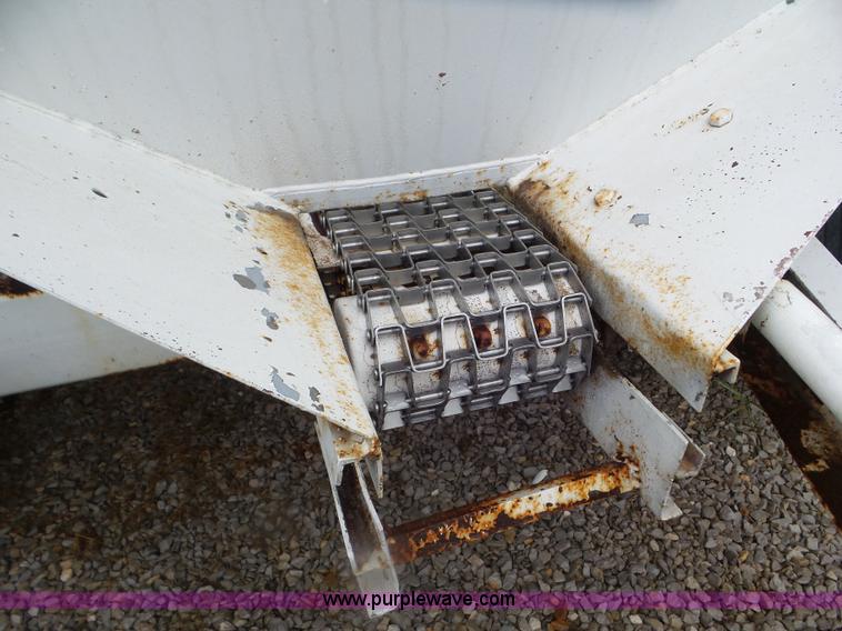 image for item CC9983 2005 Willmar 500 spreader