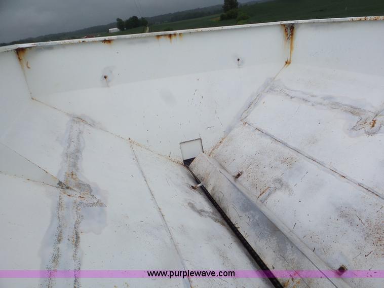 image for item CC9983 2005 Willmar 500 spreader