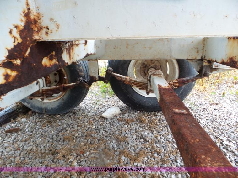 image for item CC9983 2005 Willmar 500 spreader