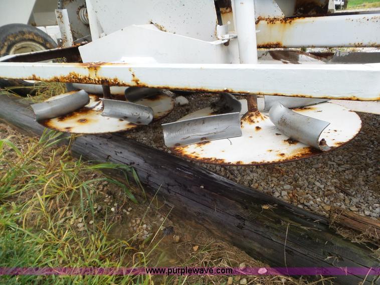 image for item CC9983 2005 Willmar 500 spreader