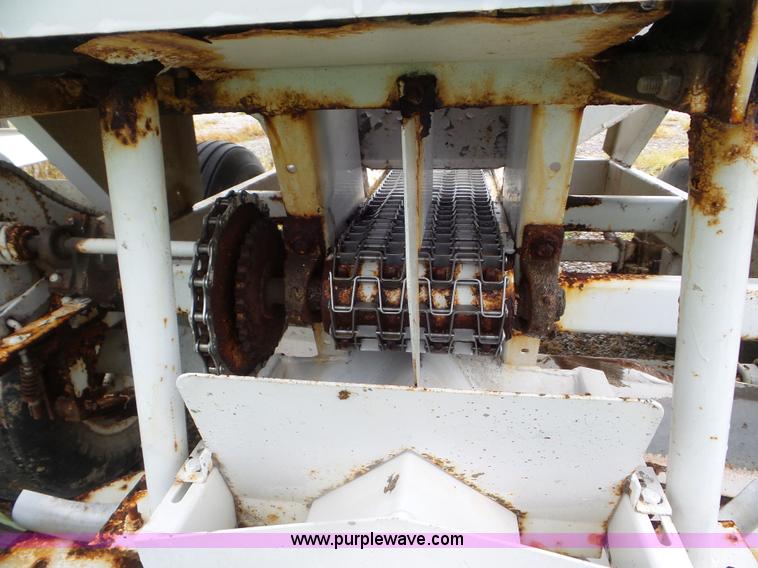 image for item CC9983 2005 Willmar 500 spreader