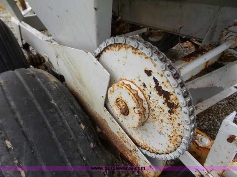 image for item CC9983 2005 Willmar 500 spreader