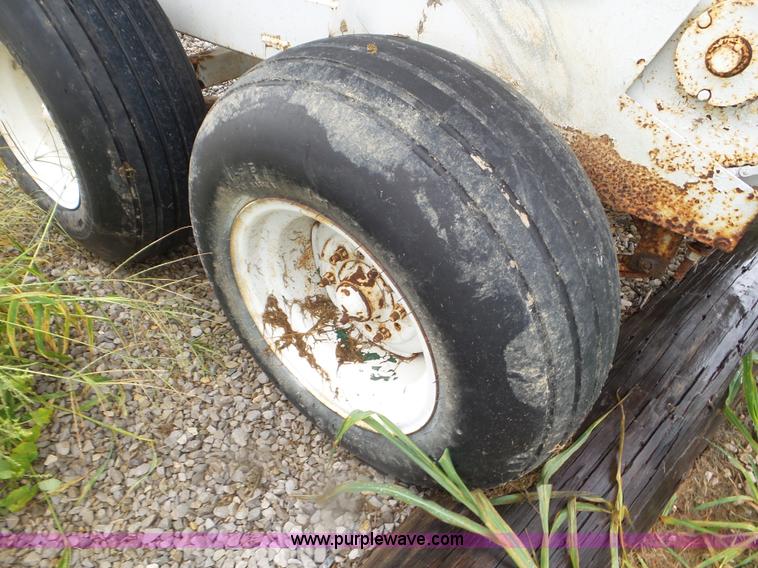 image for item CC9983 2005 Willmar 500 spreader