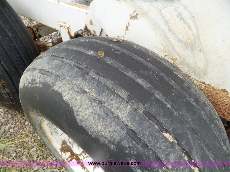 image for item CC9983 2005 Willmar 500 spreader