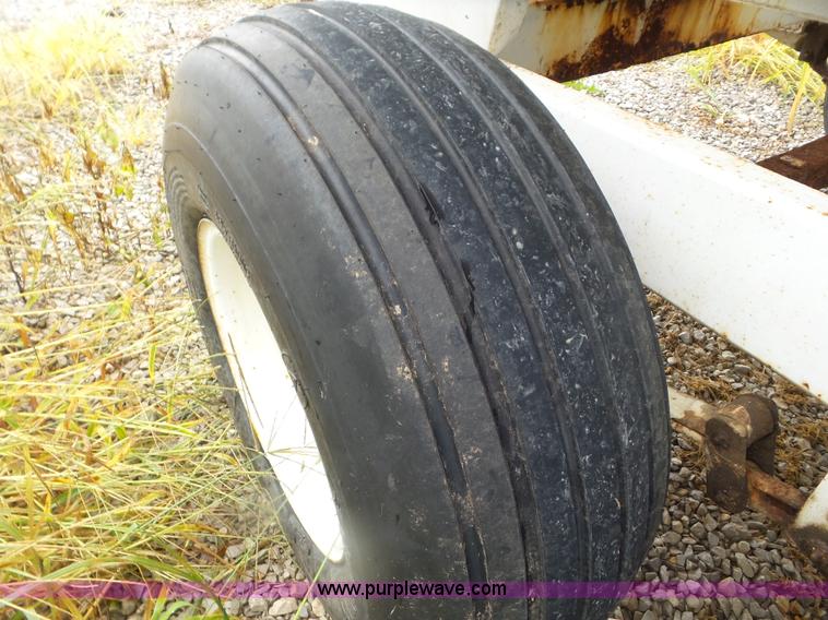 image for item CC9983 2005 Willmar 500 spreader