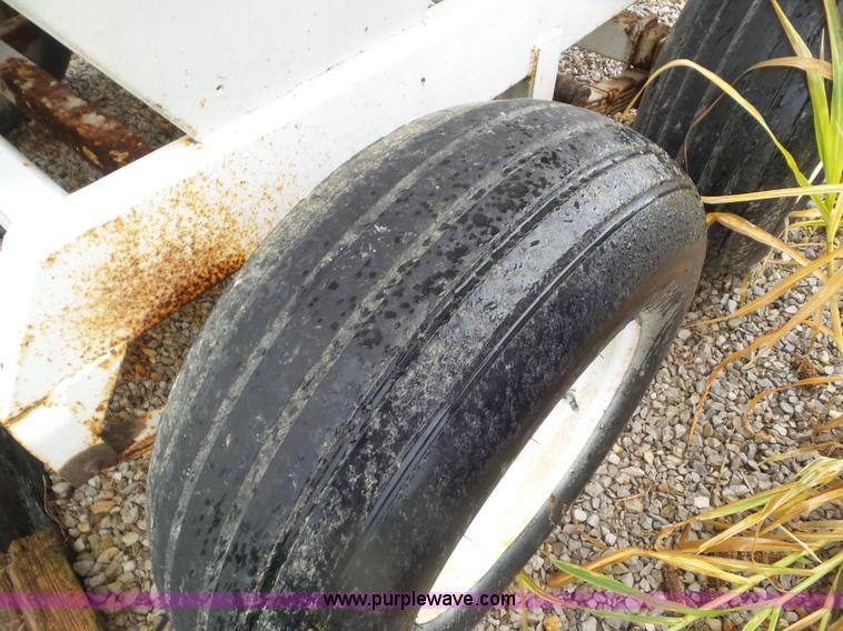 image for item CC9983 2005 Willmar 500 spreader