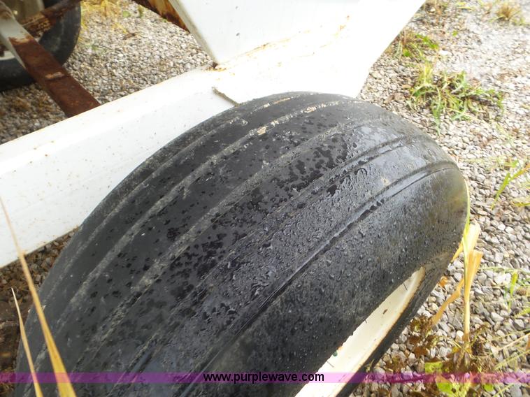 image for item CC9983 2005 Willmar 500 spreader