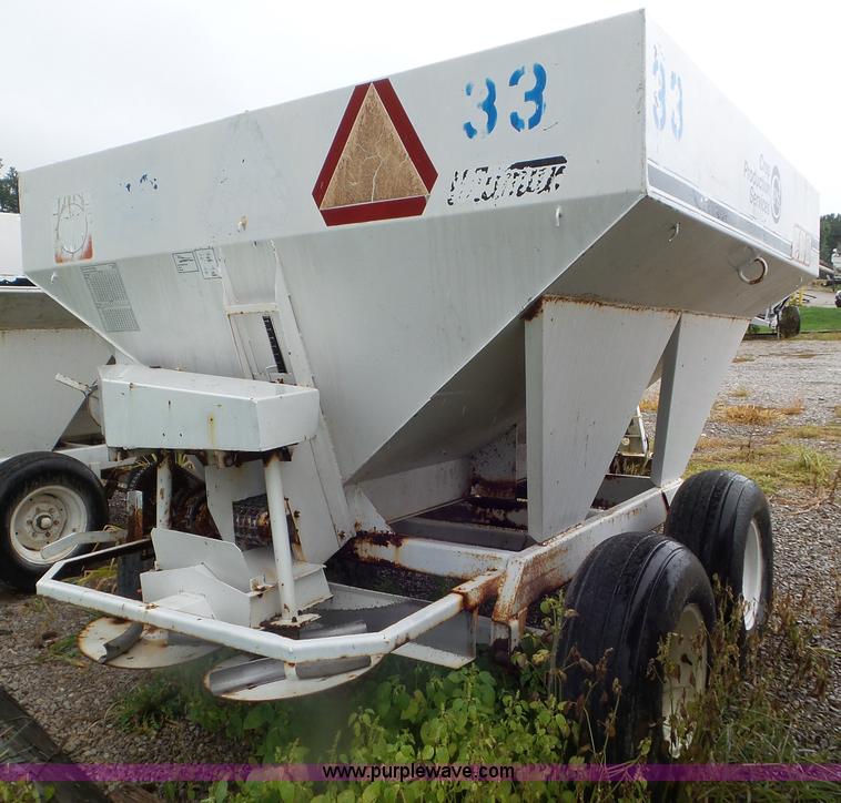 image for item CC9984 2005 Willmar 500 spreader