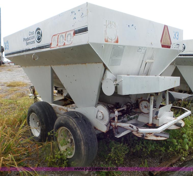 image for item CC9984 2005 Willmar 500 spreader