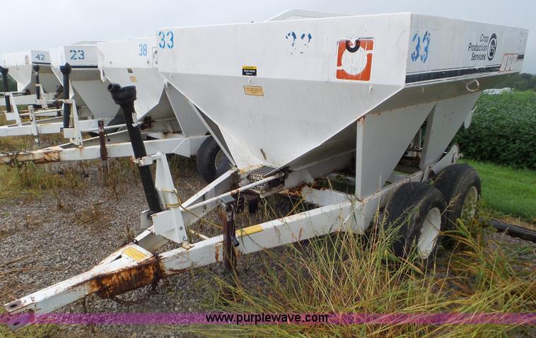 image for item CC9984 2005 Willmar 500 spreader