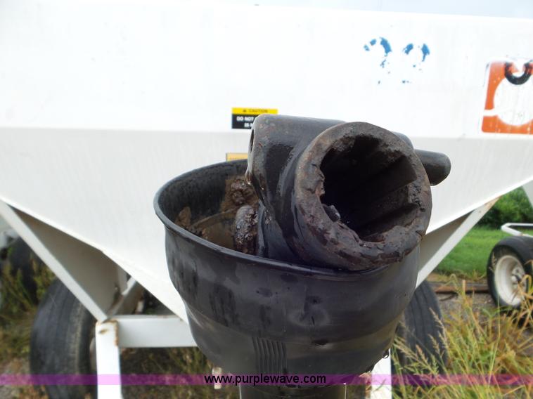 image for item CC9984 2005 Willmar 500 spreader