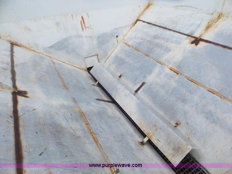 image for item CC9984 2005 Willmar 500 spreader