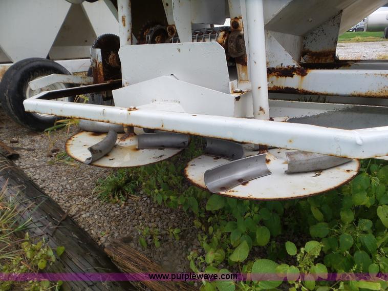 image for item CC9984 2005 Willmar 500 spreader