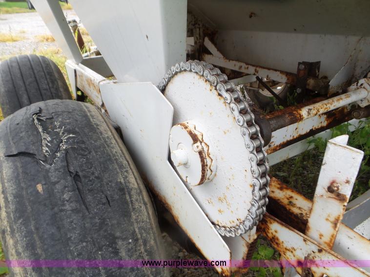 image for item CC9984 2005 Willmar 500 spreader