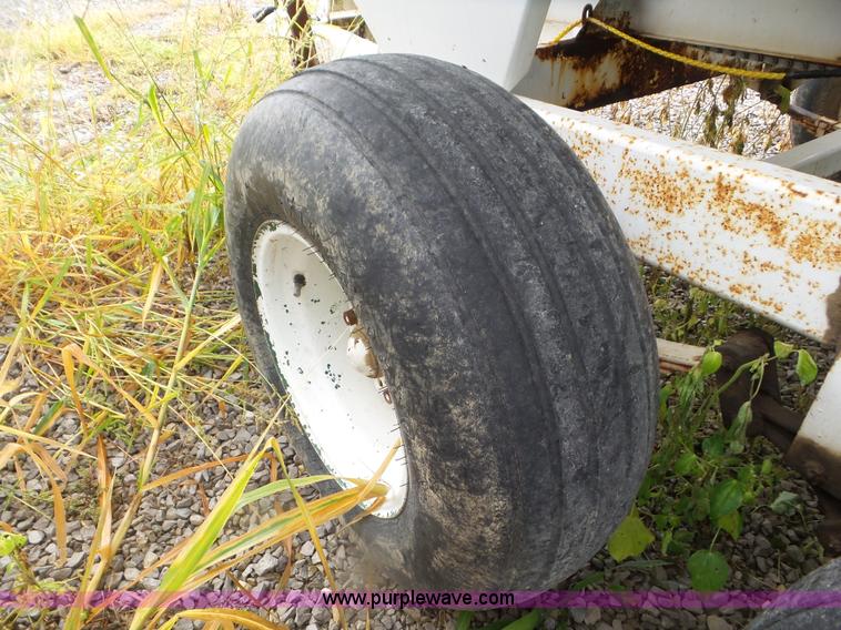 image for item CC9984 2005 Willmar 500 spreader