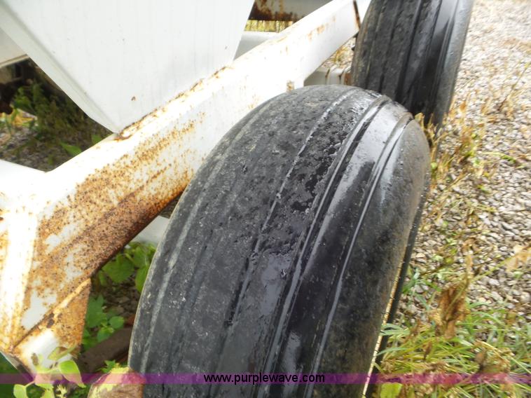 image for item CC9984 2005 Willmar 500 spreader