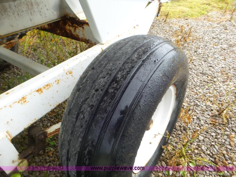 image for item CC9984 2005 Willmar 500 spreader