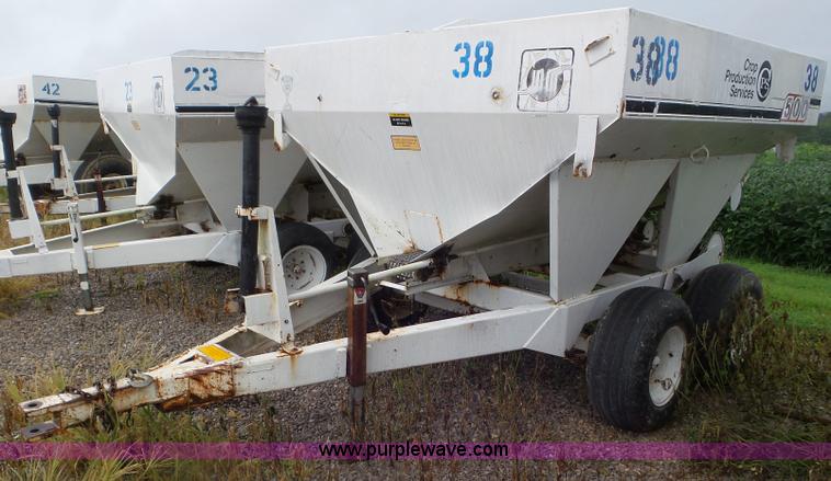 image for item CC9985 2005 Willmar 500 spreader