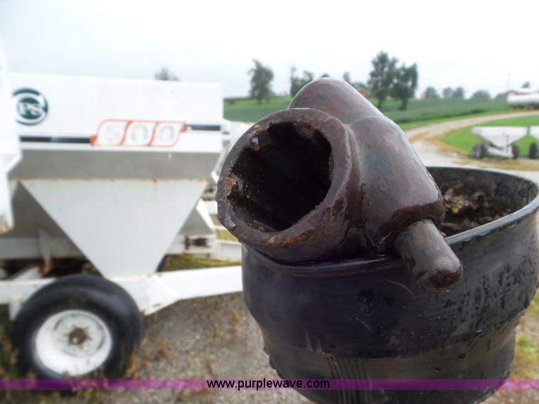 image for item CC9985 2005 Willmar 500 spreader