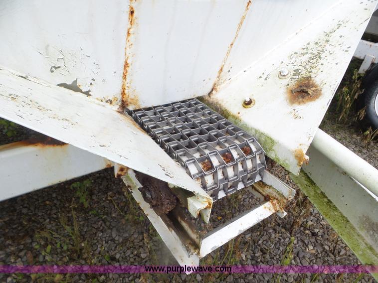 image for item CC9985 2005 Willmar 500 spreader