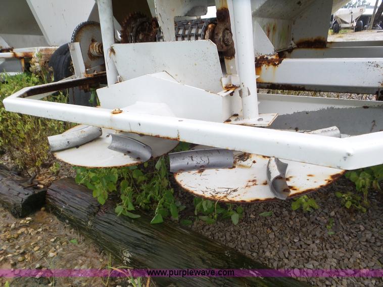 image for item CC9985 2005 Willmar 500 spreader